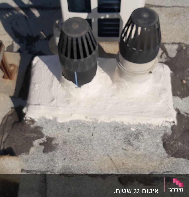 צינורות אטומים בחומר לבן על גג